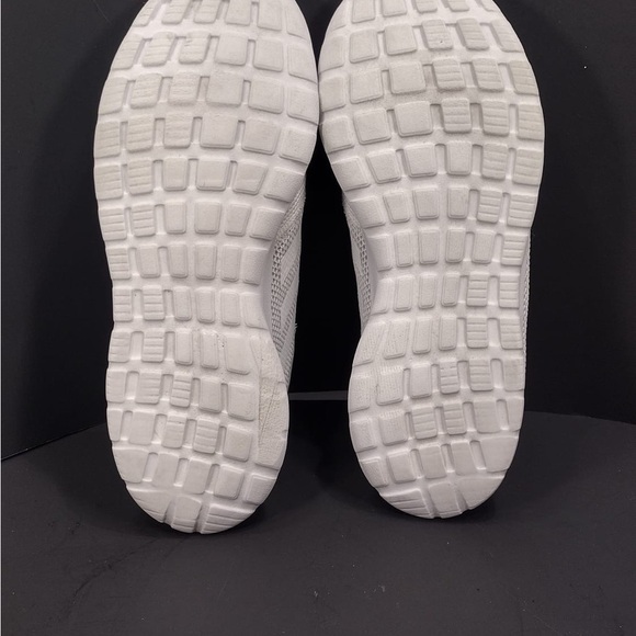 Adidas White Sneakers size 9.5 pre
Owned good condition main image 4